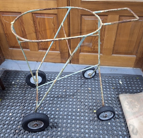 Lot 336 - LAUNDRY STAND