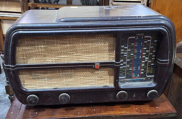 Lot 268 - BAKELITE RADIO