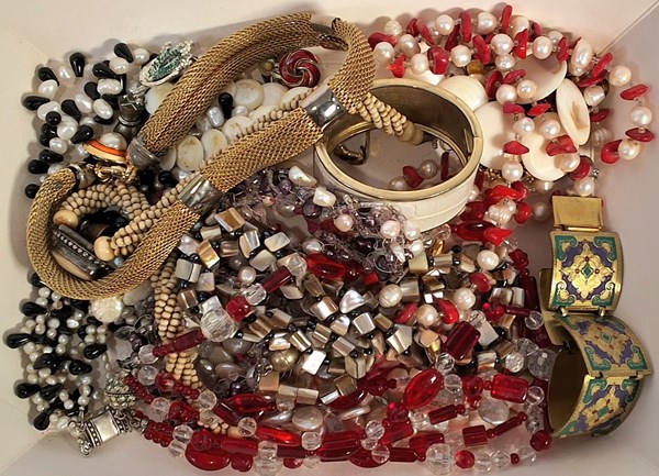 Lot 1062 - JEWELLERY