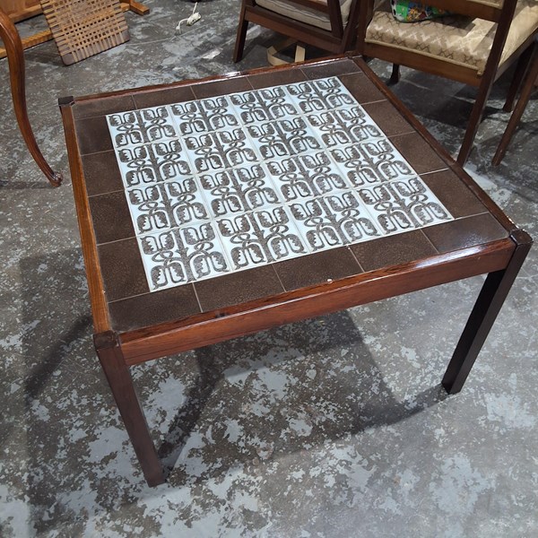 Lot 36 - COFFEE TABLE