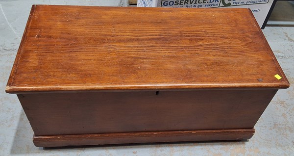 Lot 94 - BLANKET BOX