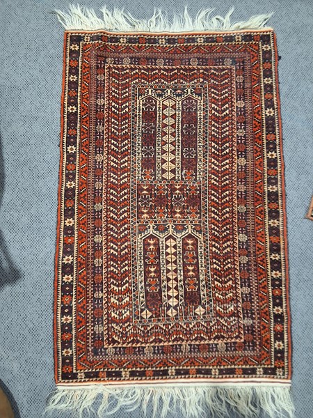 Lot 271 - MIDDLE EASTERN WOOLLEN RUG