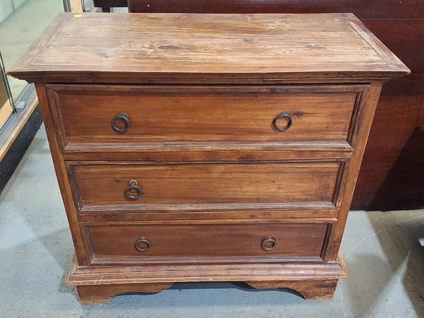 Lot 453 - CHEST OF DRAWERS