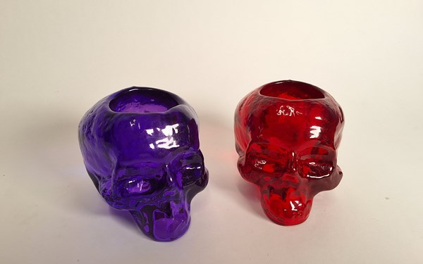 Lot 1392 - KOSTA BODA SKULLS