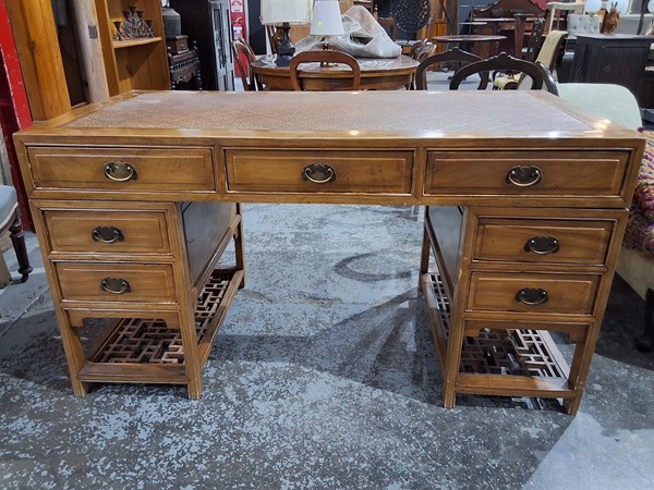 Lot 172 - DESK