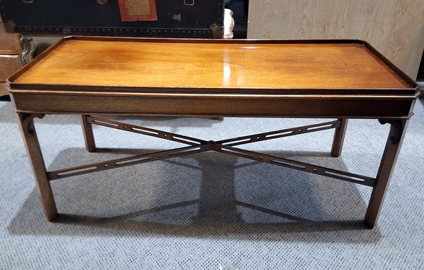 Lot 28 - COFFEE TABLE
