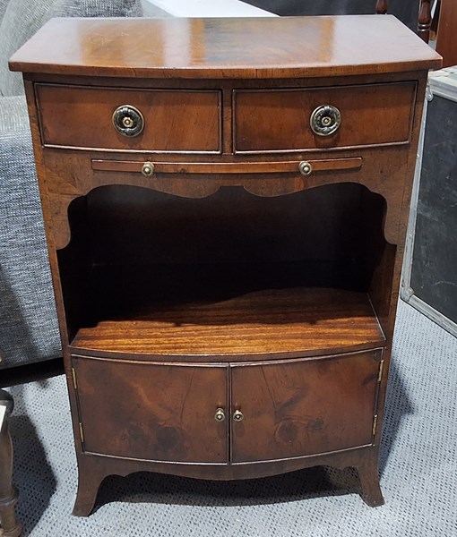 Lot 442 - PETITE CABINET