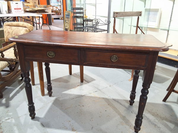 Lot 263 - DESK