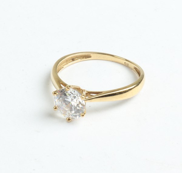 Lot 1022 - GOLD RING