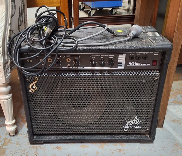 Lot 305 - KEYBOARD AMPLIFIER