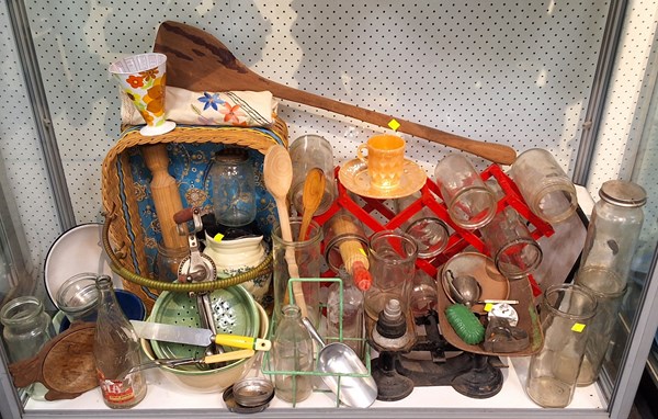 Lot 1352 - VINTAGE KITCHENALIA