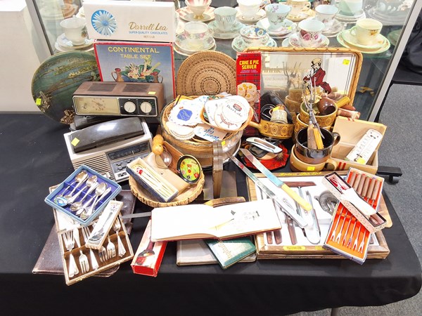 Lot 1331 - RETRO SUNDRIES