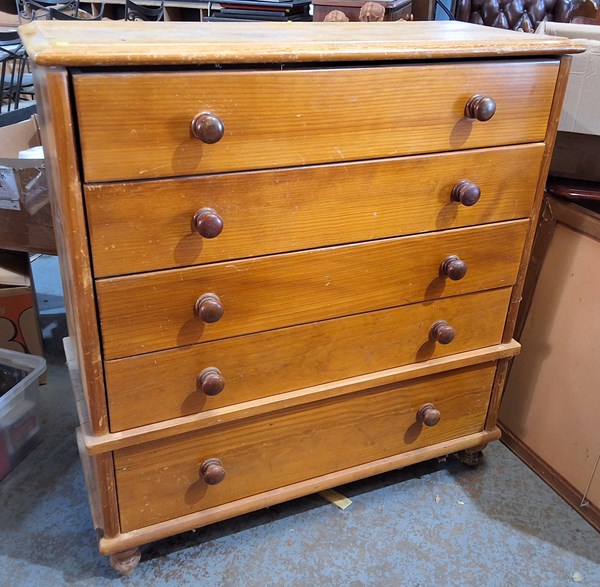 Lot 536 - CHEST OF DRAWERS