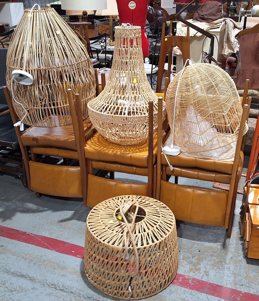 Lot 402 - LIGHT FIXTURES