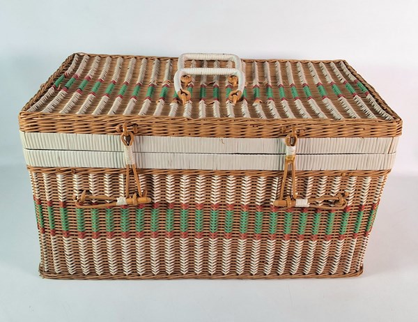 Lot 1220 - PICNIC BASKET