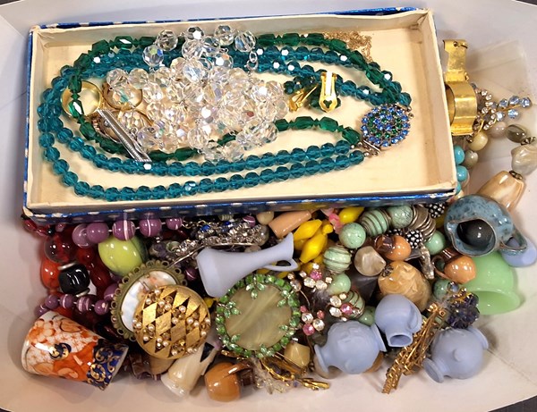 Lot 1063 - JEWELLERY