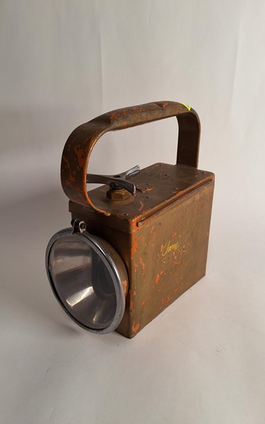 Lot 1286 - SIGNAL LAMP