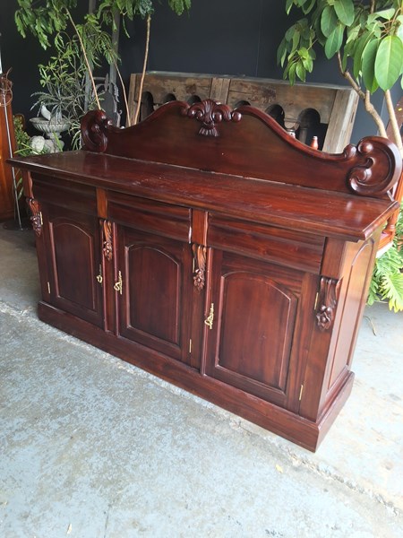 Lot 232 - SIDEBOARD