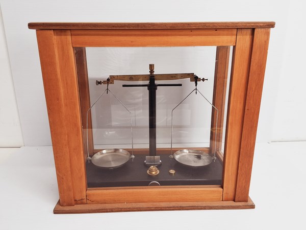 Lot 1264 - SCALES IN CABINET