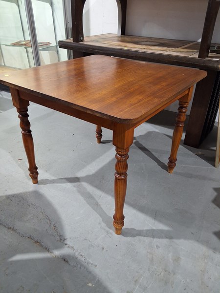 Lot 281 - DINING TABLE