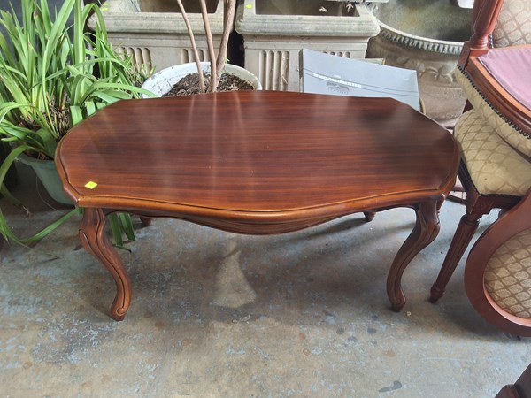 Lot 412 - COFFEE TABLE