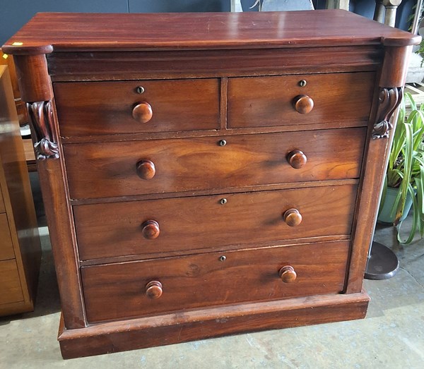 Lot 52 - CHEST OF DRAWERS