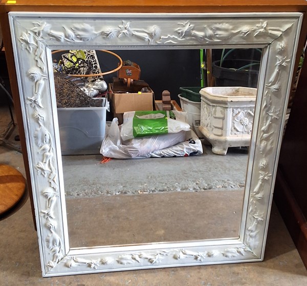Lot 430 - WALL MIRROR