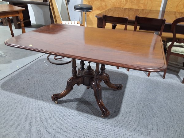 Lot 277 - DINING TABLE