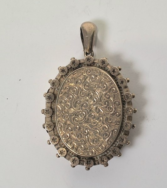 Lot 1037 - SILVER LOCKET
