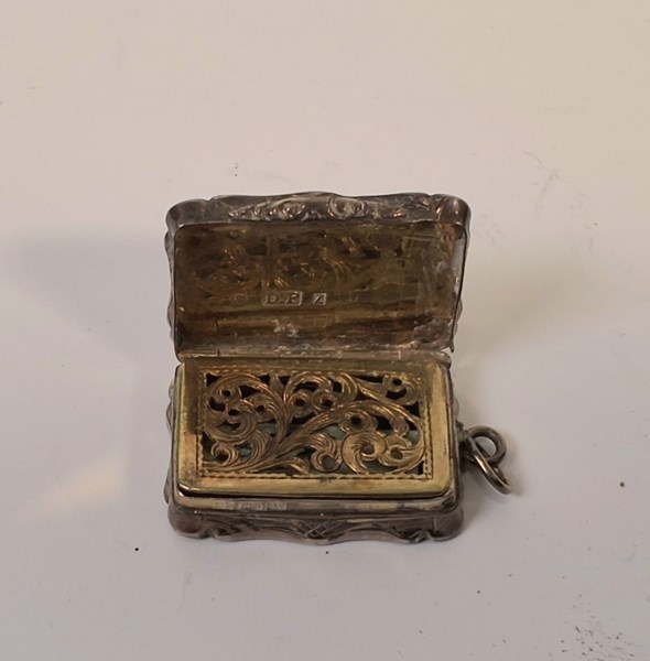 Lot 1033 - SILVER VINAGRETTE