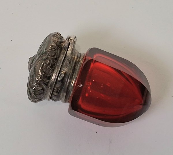 Lot 1010 - SCENT BOTTLE