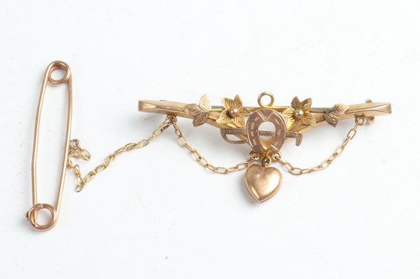 Lot 1021 - GOLD BROOCH