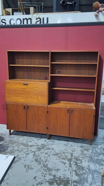 Lot 23 - WALL UNIT