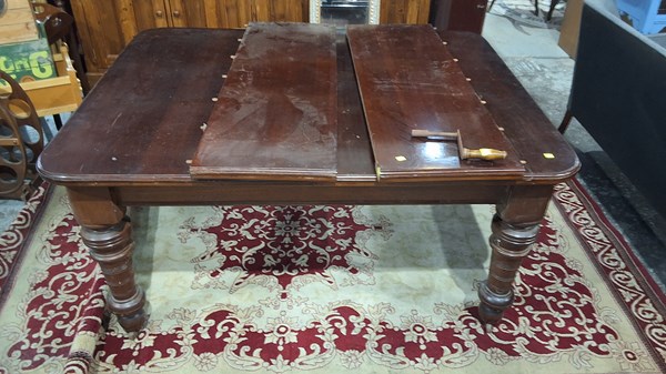 Lot 256 - DINING TABLE
