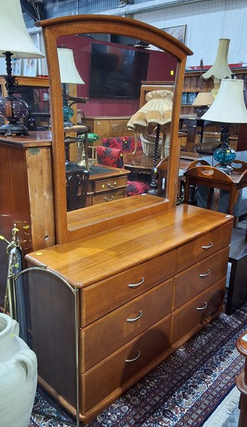 Lot 224 - BEDROOM DRESSER