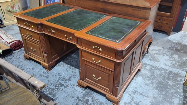 Lot 205 - PEDESTAL DESK