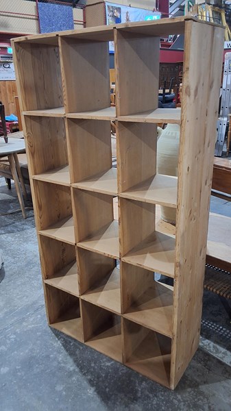 Lot 373 - SHELVING