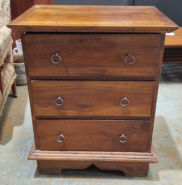 Lot 545 - CHEST OF DRAWERS