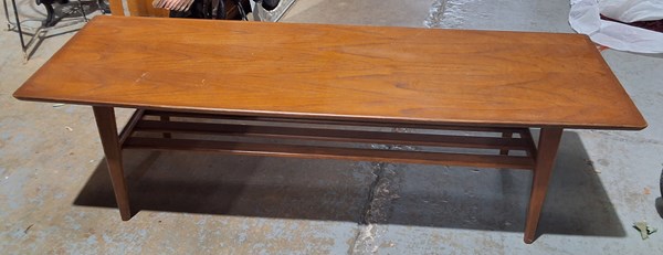 Lot 281 - COFFEE TABLE
