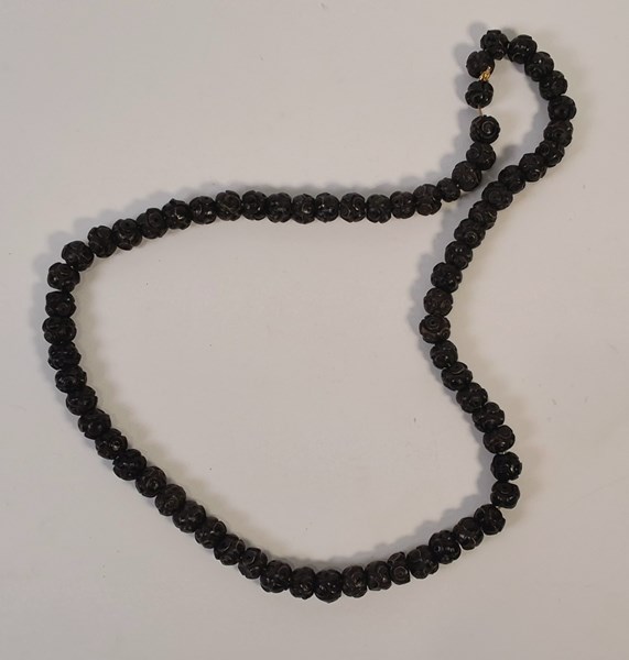 Lot 1051 - BEAD NECKLACE