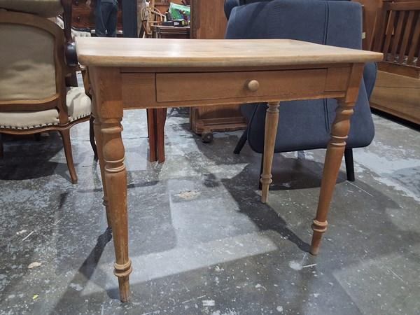 Lot 254 - TABLE