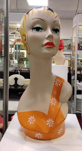 Lot 1320 - STORE MANNEQUIN