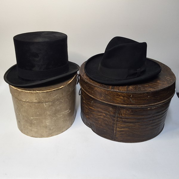 Lot 1555 - HATS