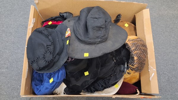 Lot 1234 - HATS