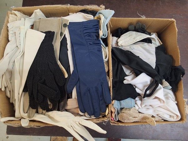 Lot 1550 - GLOVES