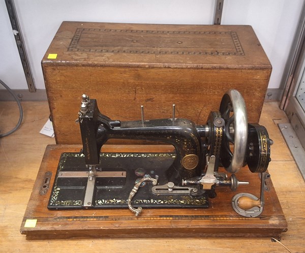 Lot 1359 - SEWING MACHINE