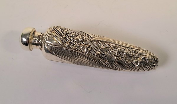 Lot 1002 - PERFUME BOTTLE