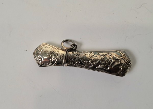 Lot 1032 - SILVER NEEDLE CASE