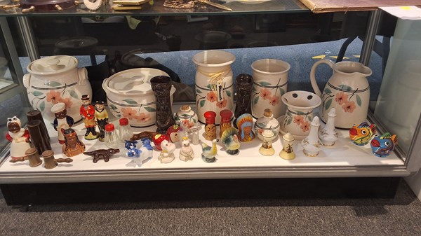 Lot 1200 - POTTERY
