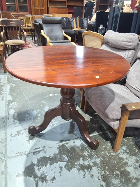 Lot 174 - KITCHEN TABLE